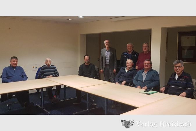 Die Sitzungsteilnehmer (von links): Obstbauer Berthold Heil, Jagdgenosse Bernhard Schäfer, Jagdpächter Jürgen Hatz, Erster Beigeordneter Franz Jirasek, hinten Jagdvorsteher Edelbert Hoss und stellvertretender Jagdvorsteher Herbert Leister, vorne Jagdpächter Karl-Heinz Hasenbach, Obstbauer Andreas Theis und Jagdgenosse Ewald Koster.