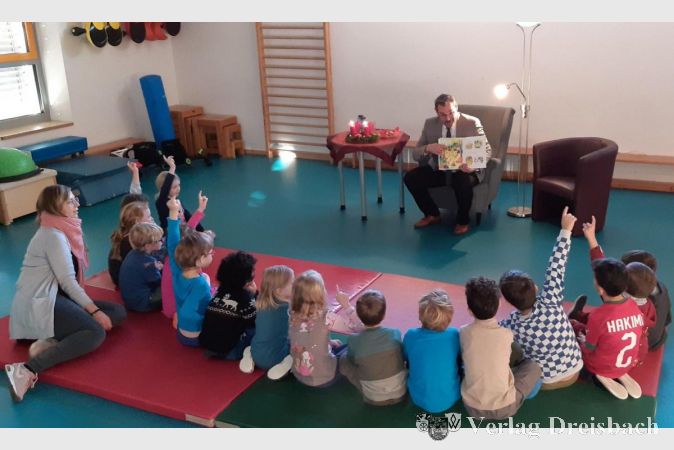 Auch in der Kita Vogelnest genossen die Kinder die vom Bürgermeister vorgetragenen Weihnachtsgeschichten.