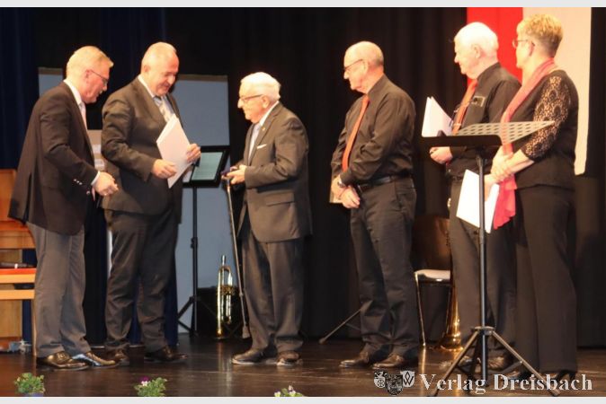 Die Vorstandmitglieder Günther Chwalek (3.v.l.), Harald Vogel und Günter Battenfeld erhielten für ihre langjährige Vorstandsarbeit im Sängerbund die Stadtplakette in Silber.