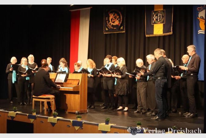 Das Gesangsprogramm gestalteten zahlreiche befreundete Chöre wie hier die Sängervereinigung Weilbach mit dem "Hallelujah" nach Leonard Cohen.