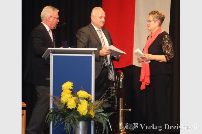 Sängerbund-Vorsitzende Ute Vogel nahm gleich zwei Stadtplaketten aus der Hand von Bürgermeister Bernd Blisch (l.) und Stadtverordnetenvorsteher Michael Kröhle entgegen: die goldene für das Jubiläum des Vereins und die bronzene für ihre ehrenamtliche Tätigkeit.