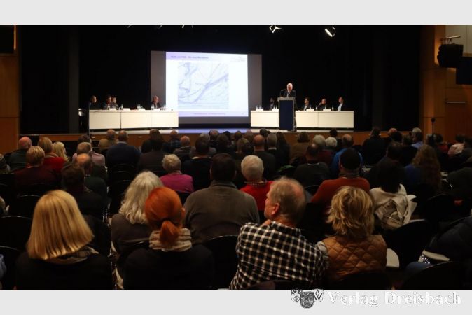 Vor gut gefüllten Stuhlreihen erläuterte Bürgermeister Bernd Blisch zunächst den Planungsstand für Mainuferumgestaltung und Maindammertüchtigung.