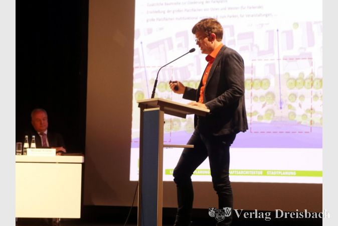 Landschaftsarchitekt Christian Wild erläuterte den Sachstand der Planungen für das Mainufer.