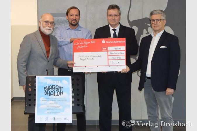 Franz Kroonstuiver (CJZ); Musiklehrer Bernhard Frank und Schulleiter Klaus Hartwich (v.l.) übergaben die Spendengelder, die beim Schulkonzert "Shabbat Shalom" eingenommen wurden, an Nathan Jagoda vom Jüdischen Nationalfonds.