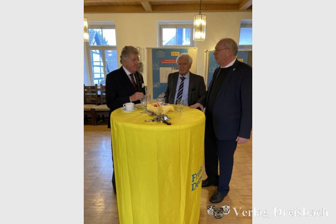 Dietrich Muth (Mitte) vor wenigen Wochen beim Plausch mit Günter Tannenberger (links) und Karl Heinz Spengler (rechts) anlässlich der Jubiläumsfeier des FDP-Ortsverbands im Hessensaal des Alten Posthofs. Zum 15. Dezember legte der nun ehemalige Fraktionsvorsitzende der Freien Demokraten sein Mandat nieder.