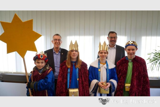 Bürgermeister Christian Seitz (hinten rechts) und der Erste Beigeordnete Franz Jirasek (hinten links) empfingen die diesjährige Delegation der Sternsinger im Rat- und Bürgerhaus.