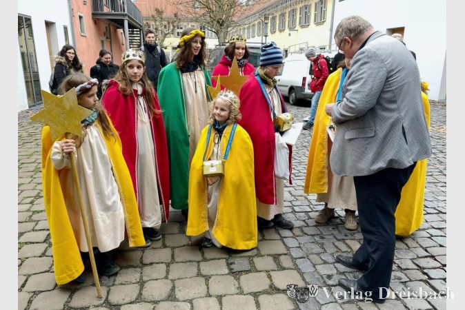 Die Sternsingerdelegation bei ihrem diesjährigen Empfang vor dem Rathaus im Nassauer Hof.