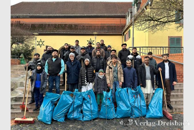Die fleißigen jugendlichen Helfer der Ahmadiyya Muslim Gemeinde am Neujahrstag.