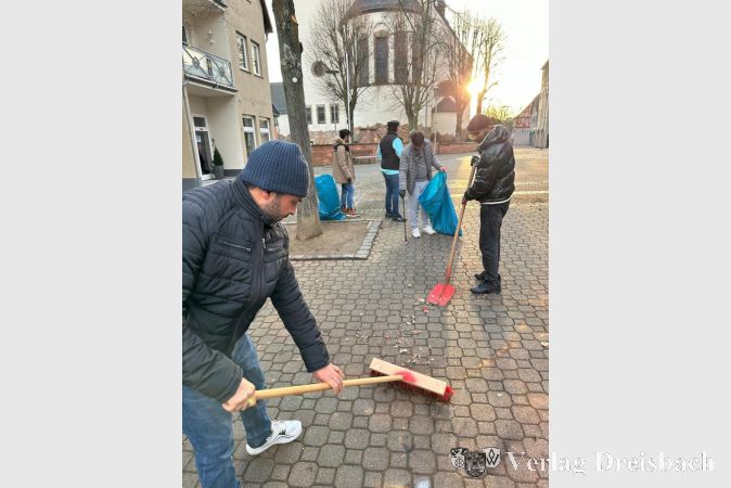 Mit Werkzeug wie Besen und Schaufel begegnete man dem Müll der Silvesternacht.