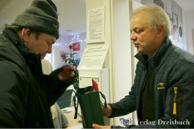 Caritas-Vorstand Torsten Gunnemann ließ es sich nicht nehmen, die Geschenke an die Gäste des Hauses Sankt Martin zu verteilen.
