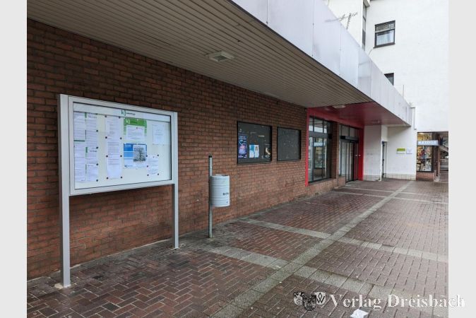 Der neue Info-Schaukasten des Kulturforums vor den ehemaligen Rewe-Räumlichkeiten in der Frankfurter Straße.