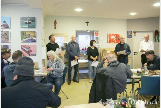 Torsten Gunnemann (zweiter von rechts) wandte sich gerne an die Gäste der Weihnachtsfeier im Haus Sankt Martin, Diakon Rottloff (rechts) verlas die Weihnachtsgeschichte.