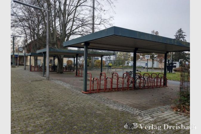 Die noch bestehenden, alten Fahrradabstellbügel am Bahnhof.