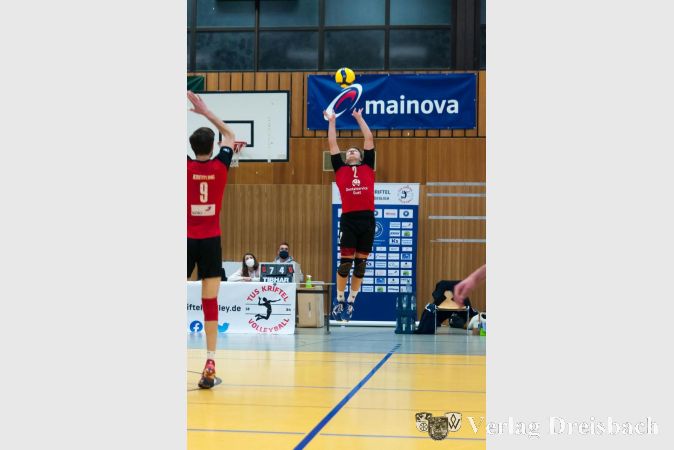 Kapitän Tobias Thiel führte klug Regie beim 3:0 gegen den SV Schwaig.