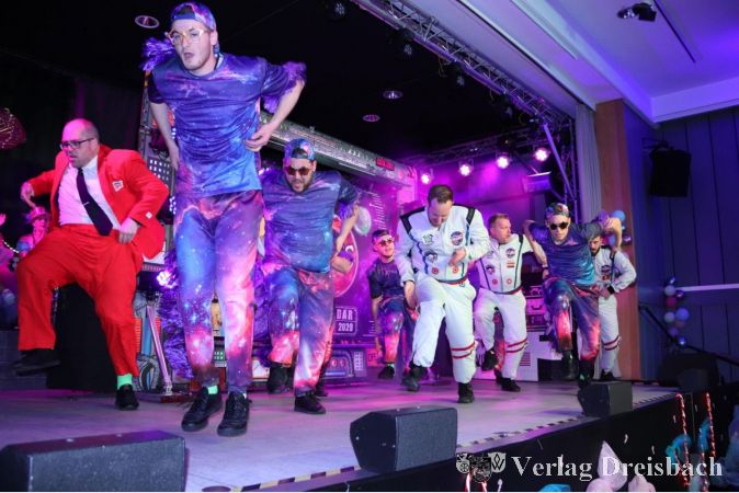 Beim Auftritt der „bewegten Männer“ des Assenheimer Männerballetts riss es die Zuschauerinnen von ihren Sitzen.