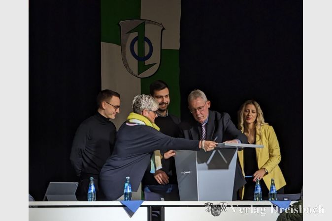Der Wahlvorstand, bestehend aus (v.l.n.r.) Georg Schindling, Melanie Jürgens-Schumacher, Alessio Dale und Georg Reuter bei der Auszählung der Stimmen. Zusätzlich im Bild rechts Melani Radovic aus der Stadtverwaltung.