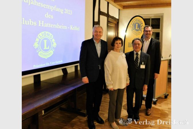 Von links nach rechts: Landrat Michael Cyriax, Marion Uhle-Fassing und Dr. Ludwig Böhm vom Lions Club sowie der Krifteler Bürgermeister Christian Seitz.