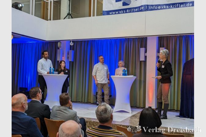 Die Krifteler Selbstständigen (v.l.n.r.) Sudir Anand, Christina List, Holger Henrich und Steffi Knies konnten über kuriose Begebenheiten in Zeiten der Pandemie berichten. Rechts im Bild Moderatorin Renate Brand.