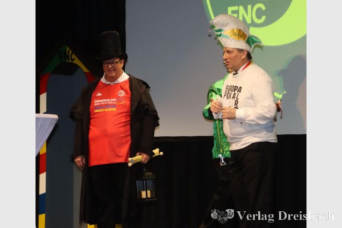 Gut vorbereitet auf das Lüften seiner Nachtwächterkutte durch Adi Guckelsberger, durch die ein Mainz-05-Trikot zutage kam, zeigte sich FNC-Chef Heinz Schäfer, der mit einem Eintracht-Trikot dagegenhielt.