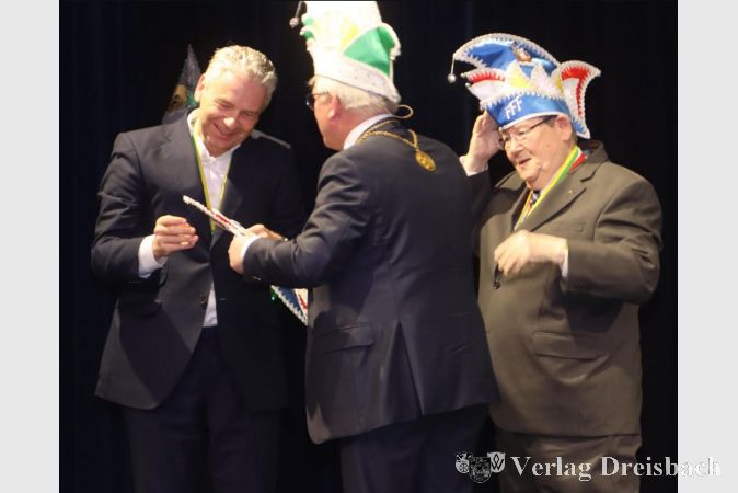 Bürgermeister Bernd Blisch verteilte die Flörsheim-Kappe als höchstes Zeichen närrischer Zuneigung an Landrat Michael Cyriax und den ehemaligen FNC-Chef Willi Lauck.