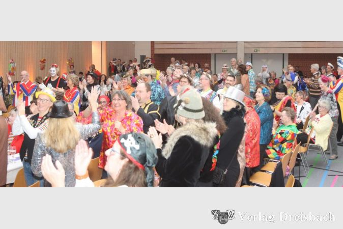 Das Ende der Beiträge erlebte das Publikum in der Goldbornhalle zumeist vor Begeisterung stehend.