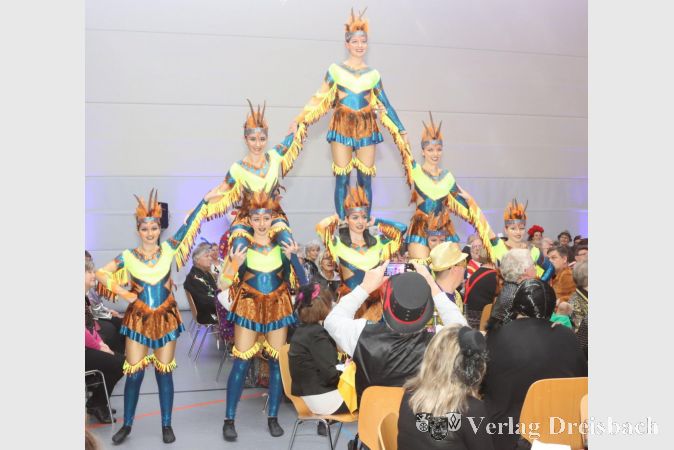 Sogar Akrobatik zwischen den Sitzreihen wurde geboten, hier dargeboten von einer Tanzformation des Ebersheimer Carneval Vereins.