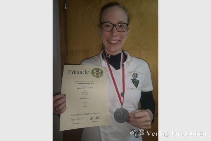 Stolz präsentiert die Zweitplatzierte Sandra Castro Urkunde und Medaille.