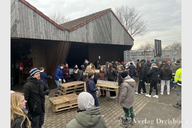 Teamwork für neue Tribünen auf dem Fußballplatz am Schlockerhof.