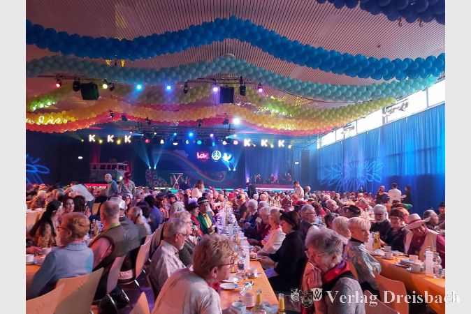 700 Seniorinnen und Senioren amüsierten sich am Sonntag in der Großen Schwarzbachhalle.