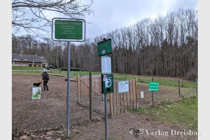 Seit Mai letzten Jahres gibt es in Hofheim an der Viehweide bereits eine Hundewiese. Die Krifteler CDU-Fraktion will nun prüfen, ob eine solche Einrichtung auch in Kriftel realisiert werden kann.