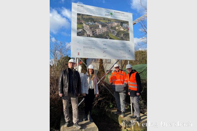 Das neue Bauschild steht. Hier können sich die Bürgerinnen und Bürger informieren, wer baut, wer finanziell fördert und wie das Vorzeigeprojekt der Gewobau nach Fertigstellung im Herbst aussehen wird.