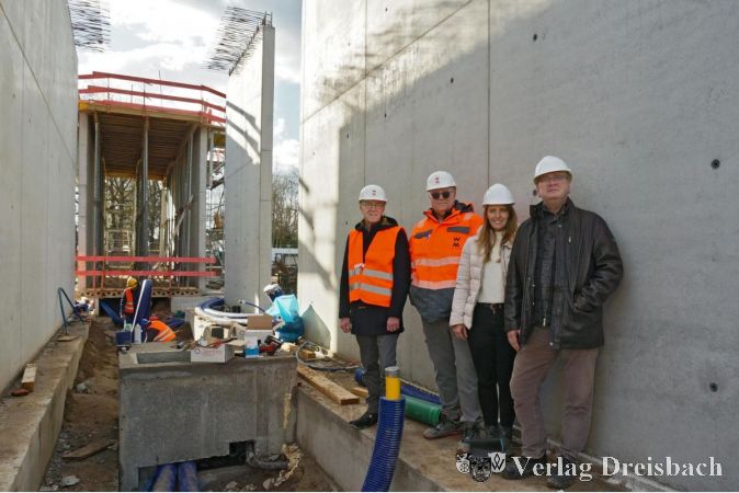 V li.: Franz Jirasek, Geschäftsführer der Gemeinnützigen Wohnungsbaugesellschaft (Gewobau), Marvin Migesel, Bauleiter der bauausführenden Firma Wolff & Müller sowie die Architekten Hubertus und Christina Sticher (AKS) beim Besprechungstermin auf der Baustelle am 6. Februar.