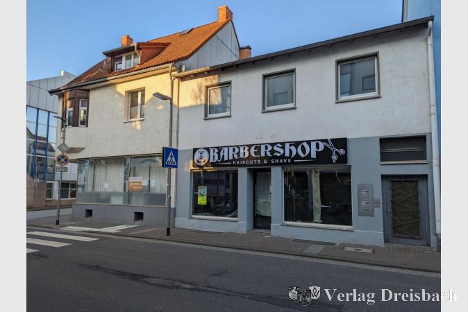 Auf der gegenüberliegenden Straßenseite: Das seit Monaten geschlossene Corona-Testzentrum und ein Barbershop, der partout nicht eröffnet wird.