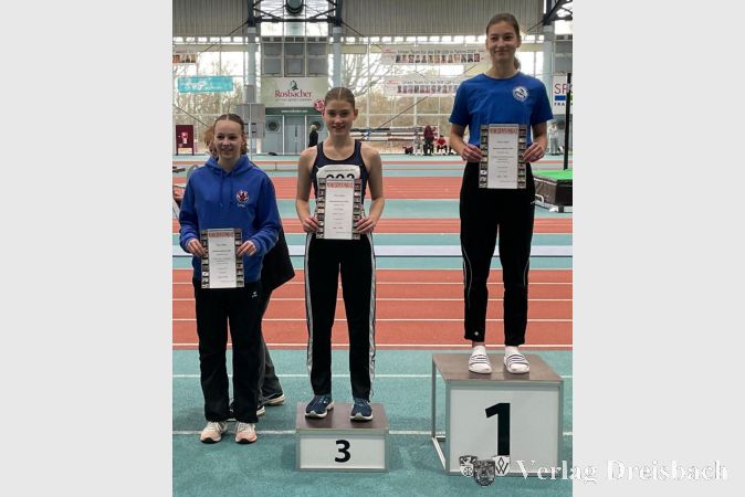 Lenya Stauder in der Mitte (auf Podiumsplatz 3) bei der Urkundenübergabe.