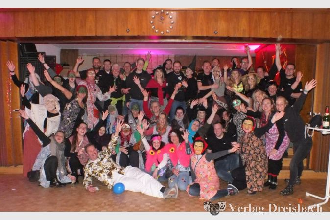 Die Hexenschar mit Männer-Tanzgruppe und Bürgermeister (liegend) im Rathaus.