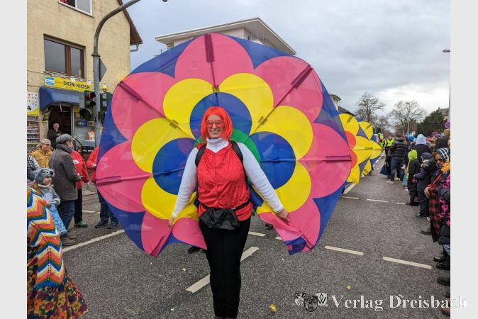 Der Krifteler Karneval Klub brachte sein diesjähriges Flower-Power-Motto und damit das Flair der 60er und 70er auf die Straße.