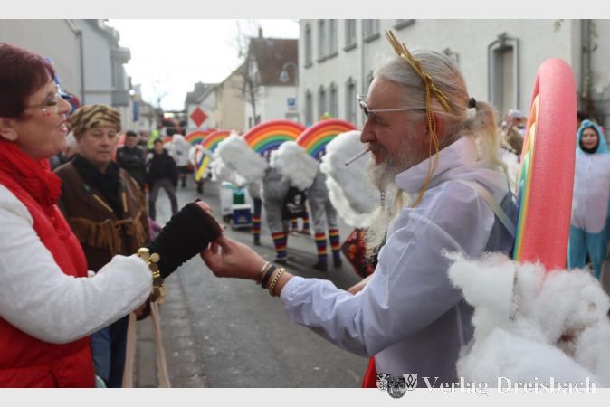 Ein "Los Egalos" übergibt sein Wurfgut lieber an eine Dame anstatt es der Zuschauerin vor die Füße zu werfen.