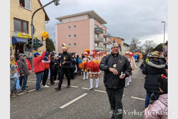 Das Vorstandsduo Daniel Weiß (1. Vorsitzender) und Pasquale Fiore (2. Vorsitzender) inmitten der Hattersheimer Straßenfastnacht.