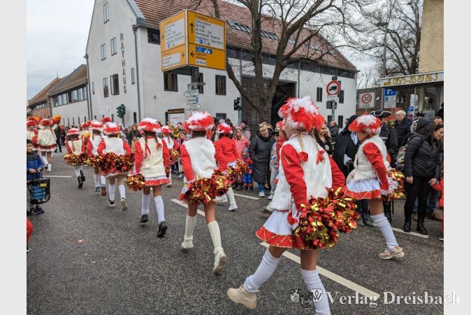 Die fröhlich tanzende Garde aus Kriftel bereicherte auch den Hattersheimer Fassenachtsumzug.