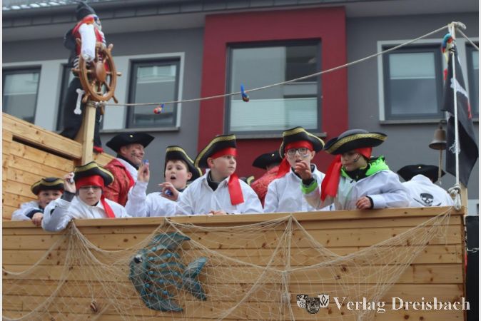 Auf dem Wagen des CV Weilbach war die Piratenbande ausgesprochen jung besetzt.