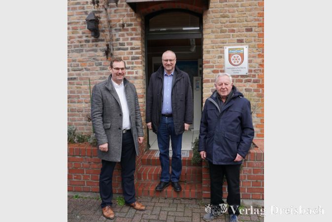 Bürgermeister Christian Seitz (links) mit dem langjährigen Gemeindearchivar Wilfried Krementz (rechts) und dessen Nachfolger Dr. Detlef Krause vor dem Heimatmuseum.