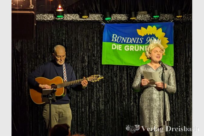 Chris Savage unterstützte mit seiner Gitarre den Gesang von "Königin Beatrix".