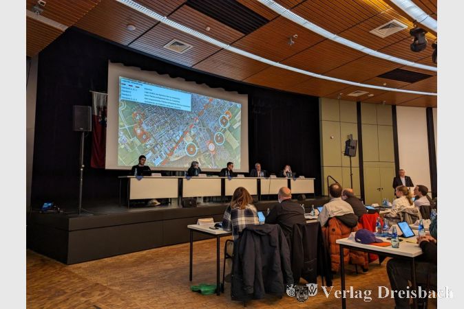 Bürgermeister Klaus Schindling beschrieb im Rahmen der Stadtverordnetenversammlung am vergangenen Donnerstag den Prozess, der zur Standortfindung für die Dritte Grundschule am Südring geführt hat.