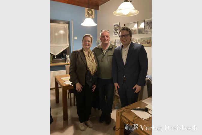 Michaela Schwarz, Norbert Reichert und Dr. Marcel Wölfle (von links) nach ihrer Präsentation beim Heringsessen im Restaurant „Radfahrerhalle“ in Okriftel.