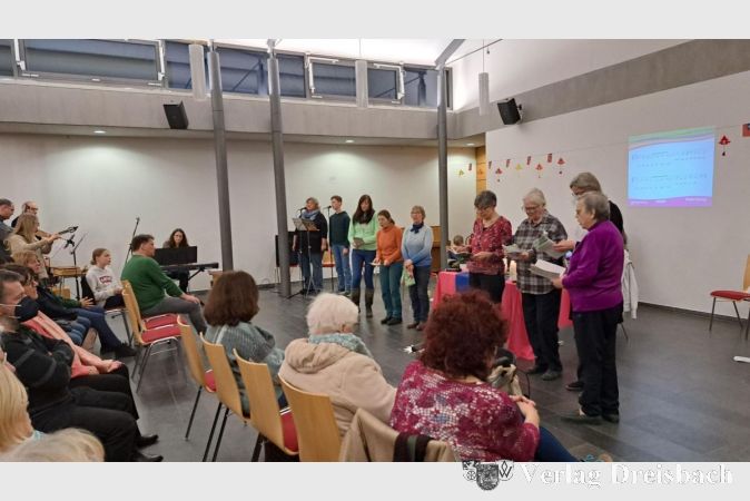 Das Gottesdienst-Team und die Musikgruppe in Aktion.