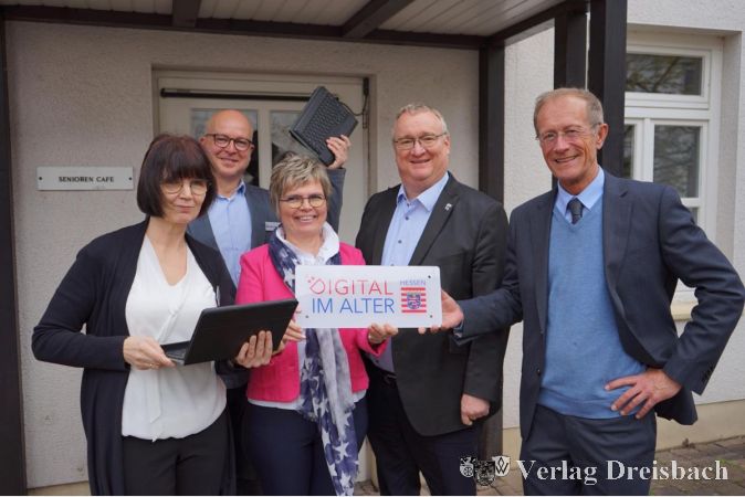 Der Chef der Hessischen Staatskanzlei, Staatsminister Axel Wintermeyer, hat während der Aktionswoche „Alter besser machen“ der Landesregierung die Seniorenbegegnungsstätte Altmünstermühle als Di@-Lotsen-Stützpunkt ausgezeichnet. (v.l.n.r.: Jutta Steinbach, Leiterin Seniorenbegegnungsstätte Altmünstermühle, Dietrich Brockmann, Projektleiter „Di@-Lotsen-Stützpunkt Altmünstermühle“, Ulrike Göbel, Di@-Lotsin, Sprecherin & Koordinatorin der Di@-Lotsen-Gruppe, Klaus Schindling, Bürgermeister der Stadt Hattersheim am Main und Staatsminister Axel Wintermeyer).