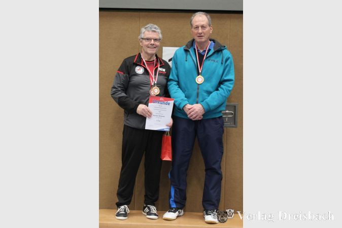Norbert Wrabetz (links) und Günther Weichwald wurden Hessenmeister im Ü65-Doppel und Norbert qualifizierte sich mit dem 3. Platz im Einzel auch für die Deutschen Meisterschaften.
