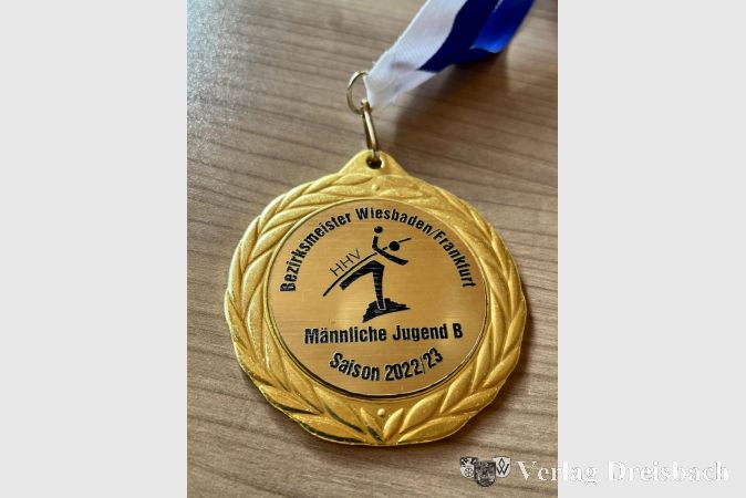 Die Medaillen gab es für alle Spieler vom Handballverband.