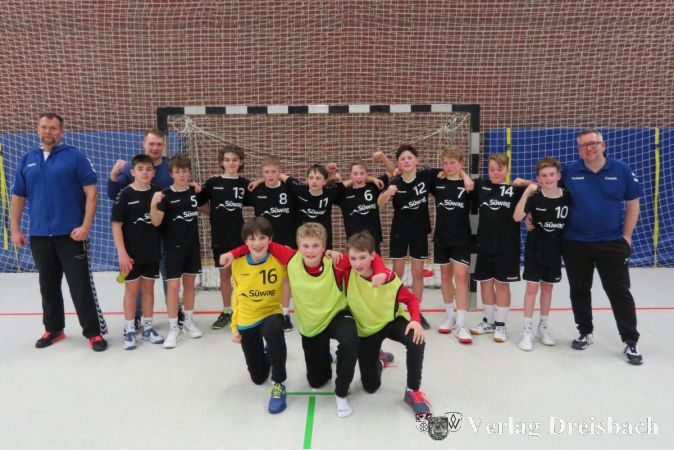 Die D1-Jugend kann nach der gewonnenen Vizemeisterschaft wieder ein bisschen jubeln.