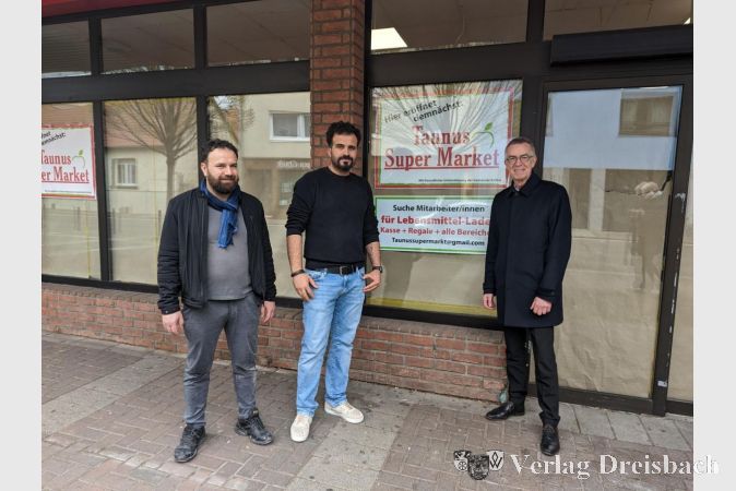 Von links nach rechts: Mehmet Yener und Musa Dündar mit dem Ersten Beigeordneten Franz Jirasek vor dem neuen "Taunus Super Market" in der Frankfurter Straße.